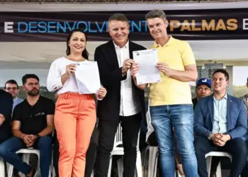 Prefeitura de Palmas entrega títulos de propriedade a 219 moradores da região sul e mais 12 do Setor Industrial