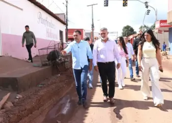 Governador Wanderlei vai com Amélio a Axixá vistoriar estragos feitos por caminhões e prefeito Auri sequer é avisado