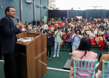 Em evento da ATM com mais de 100 prefeitos, governador Wanderlei não fala sobre o que mais a plateia queria ouvir: pagamento do Tocando em Frente e corte do transporte escolar urbano