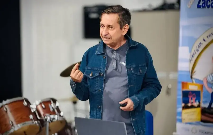 Colégio da Polícia Militar de Gurupi recebe roda de conversa literária com o escritor Zacarias Martins