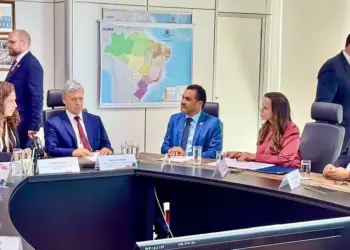 Governador Wanderlei e senadores Gomes e Dorinha debatem regularização fundiária das terras da União no Tocantins com ministros Paulo Teixeira e Esther Dweck