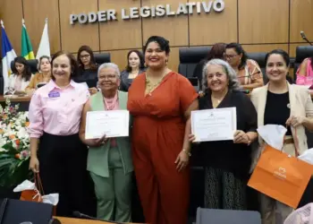 Coletivo SOMOS homenageia presidente municipal do PT e Diretora da FACOMTO em Sessão Solene na Câmara Municipal