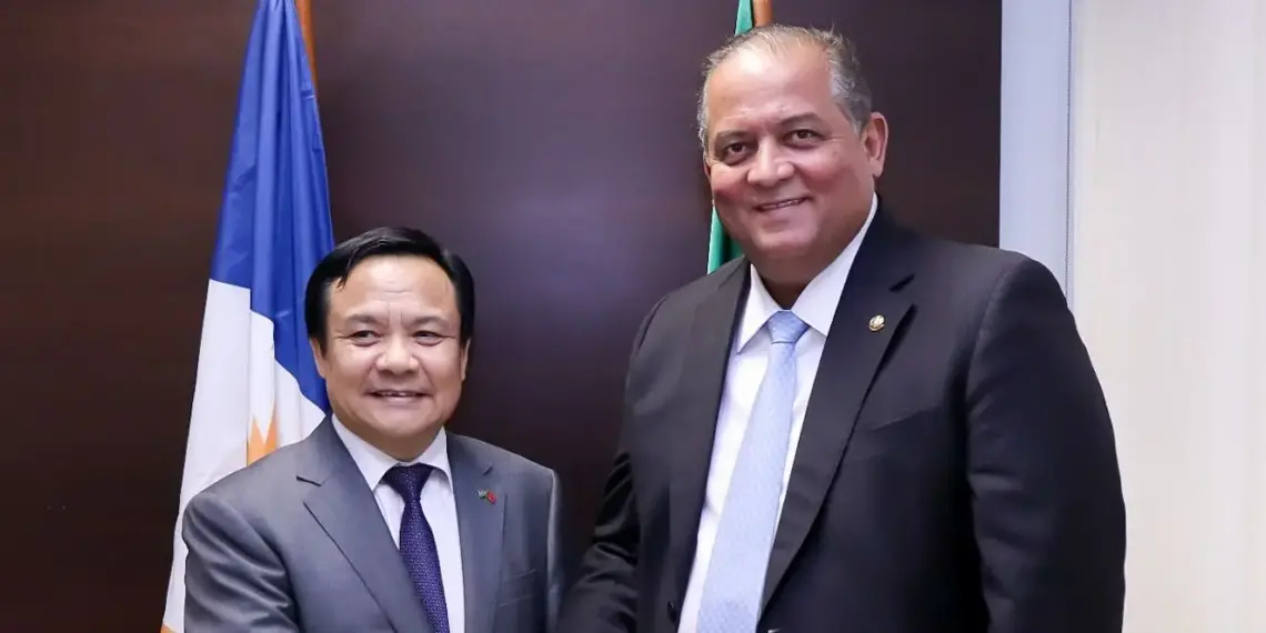 Eduardo Gomes recebe visita do embaixador do Vietnã no Brasil e presidente da Associação das Nações do Sudeste Asiático