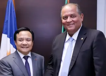 Eduardo Gomes recebe visita do embaixador do Vietnã no Brasil e presidente da Associação das Nações do Sudeste Asiático