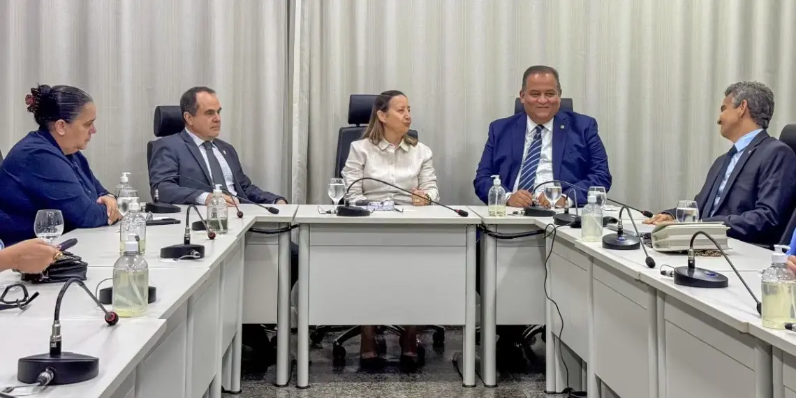 Eduardo Gomes tem agenda com presidentes do TJTO e TCE para debater PEC que prevê aumento de salário de até 35% a magistrados e procuradores