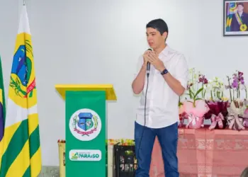 Prefeito e Vice-prefeito de Paraíso homenageiam servidoras do Paço Municipal