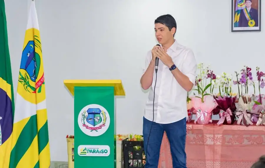 Prefeito e Vice-prefeito de Paraíso homenageiam servidoras do Paço Municipal