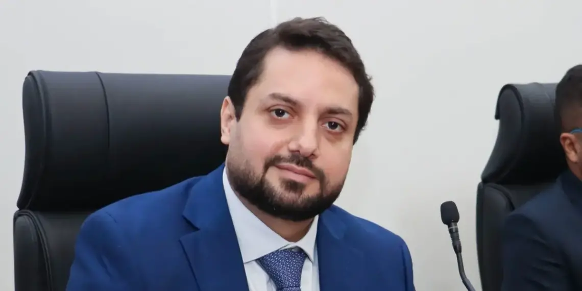 Vereador Vinícius Pires cobra pagamento dos médicos contratados; Semus diz que faz reconhecimento de despesas anteriores e projeta repasse ainda neste mês