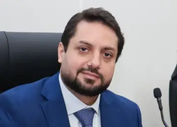 Vereador Vinícius Pires cobra pagamento dos médicos contratados; Semus diz que faz reconhecimento de despesas anteriores e projeta repasse ainda neste mês