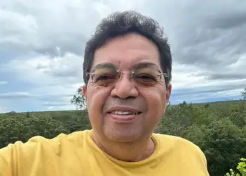 Pai de Thiago Barbosa, ex-prefeito de Almas acaba preso em flagrante ao jogar bolsa de dinheiro pela varanda; PF encontrou R$ 22,5 mil em espécie