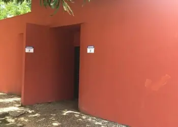 Por uso indevido e vandalismo, banheiro público da Praia da Graciosa é interditado temporariamente para reforma