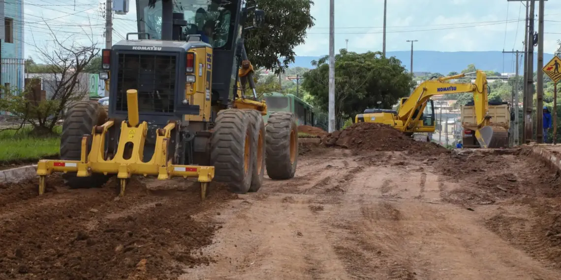 Avenida do Aureny III recebe obras de revitalização na base asfáltica; investimento é de R$ 1,2 milhão