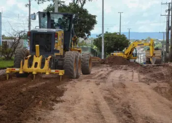 Avenida do Aureny III recebe obras de revitalização na base asfáltica; investimento é de R$ 1,2 milhão