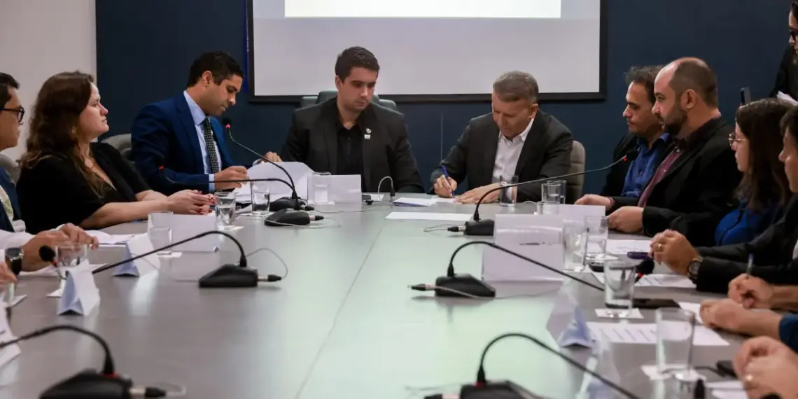 Prefeito Eduardo Siqueira assina MP que eleva de 50% para 90% utilização dos recursos de fundo do Cidep