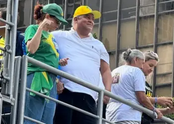 Gomes vai a ato de Bolsonaro em defesa da anistia para golpistas do 8 de janeiro e fala em “soluções equilibradas”