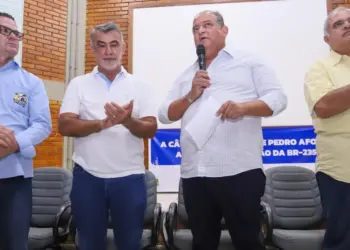 Em Pedro Afonso, Gomes discute melhorias na BR-235 e cobra ministro dos Transportes em ligação; Dorinha também se movimenta em defesa da pauta