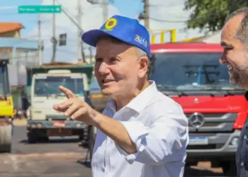Eduardo Siqueira Campos visita obras de recapeamento de R$ 2 milhões da Avenida Taquaruçu, em Taquaralto