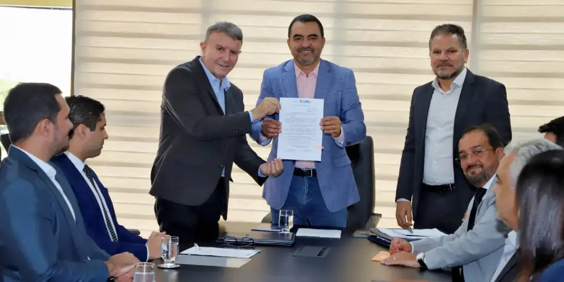 Governador Wanderlei e prefeito Eduardo formalizam devolução do Estádio Nilton Santos para reforma e transferência do Caic ao Estado para garantir nova ETI