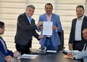 Governador Wanderlei e prefeito Eduardo formalizam devolução do Estádio Nilton Santos para reforma e transferência do Caic ao Estado para garantir nova ETI