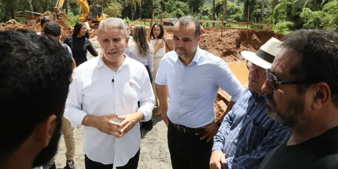 Eduardo Siqueira Campos vistoria construção da Ponte dos Cruz, em Taquaruçu; investimento é de R$ 1,44 milhão
