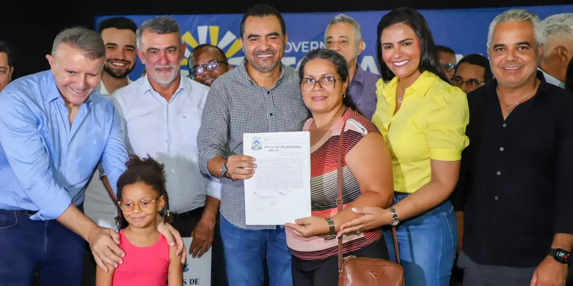 Estado entrega 750 títulos de regularização fundiária para famílias dos Aurenys e Arses 12, 122 e 132