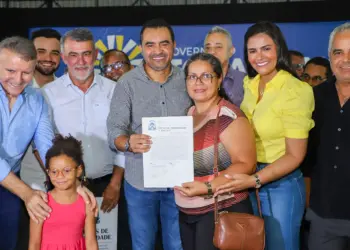 Estado entrega 750 títulos de regularização fundiária para famílias dos Aurenys e Arses 12, 122 e 132