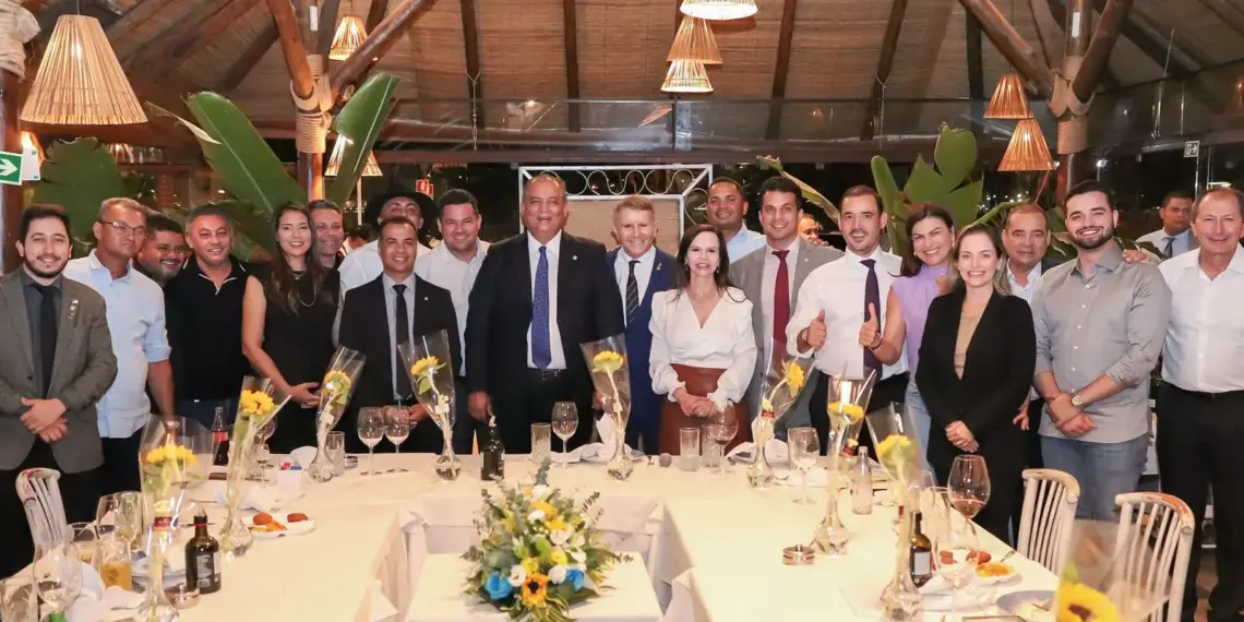 Eduardo Siqueira reúne os 3 senadores, metade dos deputados federais e 11 vereadores em confraternização: “Palmas tem que saber ocupar o seu espaço político e socioeconômico”, diz