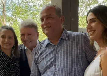 Em palanques opostos em 2024, Eduardo Siqueira prestigia aniversário de Gomes: “É ano de união; vamos separá-lo do ano da eleição”