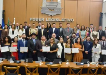 Câmara de Palmas homenageia presidente da Ordem e mais 29 profissionais em sessão do Dia da Jovem Advocacia