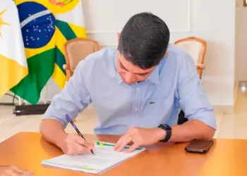 Prefeito de Paraíso do Tocantins assina ordem de serviço para a instalação da iluminação do Estádio Antônio Damião
