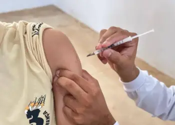 Saúde de Palmas leva serviço de atualização da caderneta de vacinação para escolas da Capital