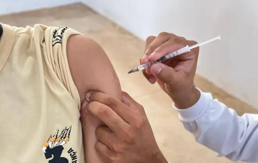 Saúde de Palmas leva serviço de atualização da caderneta de vacinação para escolas da Capital