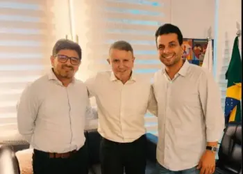 EM OFF | Irajá se integra à gestão de Eduardo Siqueira com a nomeação do novo secretário da Região Metropolitana; Alexandre Guimarães rebate fala de Vicentinho Jr