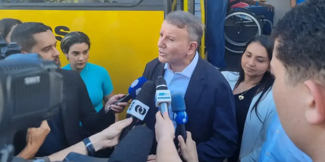 Com novo sistema de transporte, prefeito Eduardo avisa que ônibus quebrados e queimados ficaram “no passado” e que quer PPP para estruturar estações