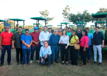 Com recursos viabilizados por Gaguim, Dorinha e Eduardo Gomes, 87 tratores foram entregues a prefeitos de diversos municípios do Tocantins