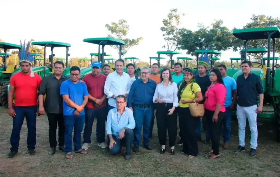 Com recursos viabilizados por Gaguim, Dorinha e Eduardo Gomes, 87 tratores foram entregues a prefeitos de diversos municípios do Tocantins