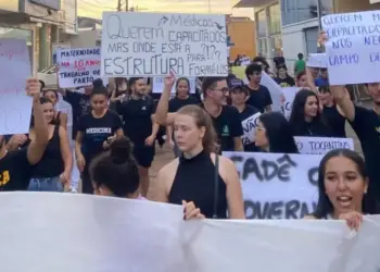Em protesto, acadêmicos da Unitins de Augustinópolis cobram conclusão da Maternidade Estadual