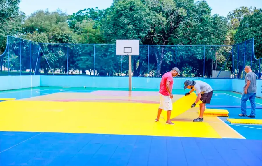 Quadras poliesportivas de Palmas recebem pisos modulares mais resistentes e seguros; No total, a Capital conta com 45