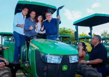 Palmas recebe dois tratores para impulsionar a agricultura familiar e apoiar pequenos produtores rurais da região