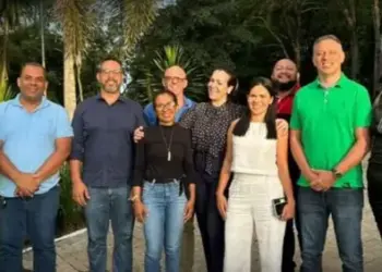 Ex-prefeita Cinthia com a comissão do concurso da Educação (Foto: Instagram)