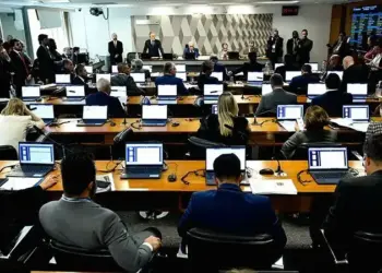 CCJ do Senado aprova PEC que unifica processos eleitorais, acaba com reeleição no Executivo e reduz mandato de senadores para 5 anos