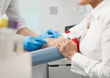 Justiça obriga laboratório em Palmas a garantir atendimento prioritário em suas unidades; MPE cobra R$ 500 mil em danos morais coletivos em ação