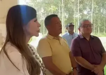 Aos vereadores de sua base, prefeito Auri defende projeto de Dorinha ao governo e de Jair Farias à Câmara Federal