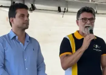 Ao lado do tetracampeão Ricardo Rocha, senador Irajá entrega materiais para escolinhas do projeto “Futebol Já”