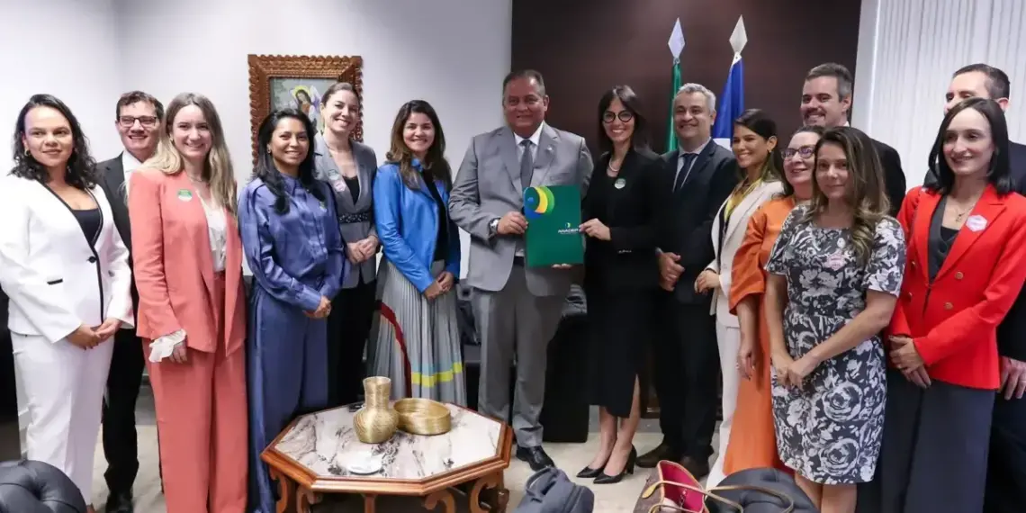 Eduardo Gomes recebe demandas dos defensores públicos em agenda com presidente da associação nacional da categoria, Fernanda Fernandes 