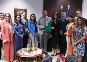 Eduardo Gomes recebe demandas dos defensores públicos em agenda com presidente da associação nacional da categoria, Fernanda Fernandes 