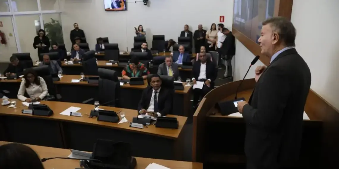 Na Câmara, prefeito Eduardo critica descentralização dos recursos na rede de ensino: “Falsa democratização que atenta contra a economicidade”, diz