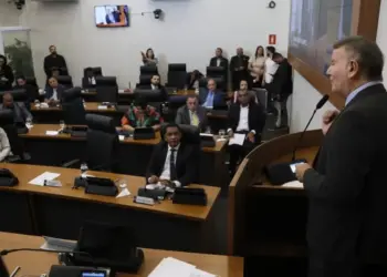 Na Câmara, prefeito Eduardo critica descentralização dos recursos na rede de ensino: “Falsa democratização que atenta contra a economicidade”, diz