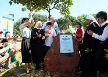 Prefeito Eduardo Siqueira entrega Praça Mosteiro de São Bento e se emociona com homenagem e memória familiar