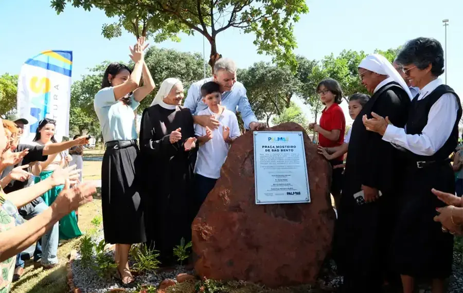 Prefeito Eduardo Siqueira entrega Praça Mosteiro de São Bento e se emociona com homenagem e memória familiar